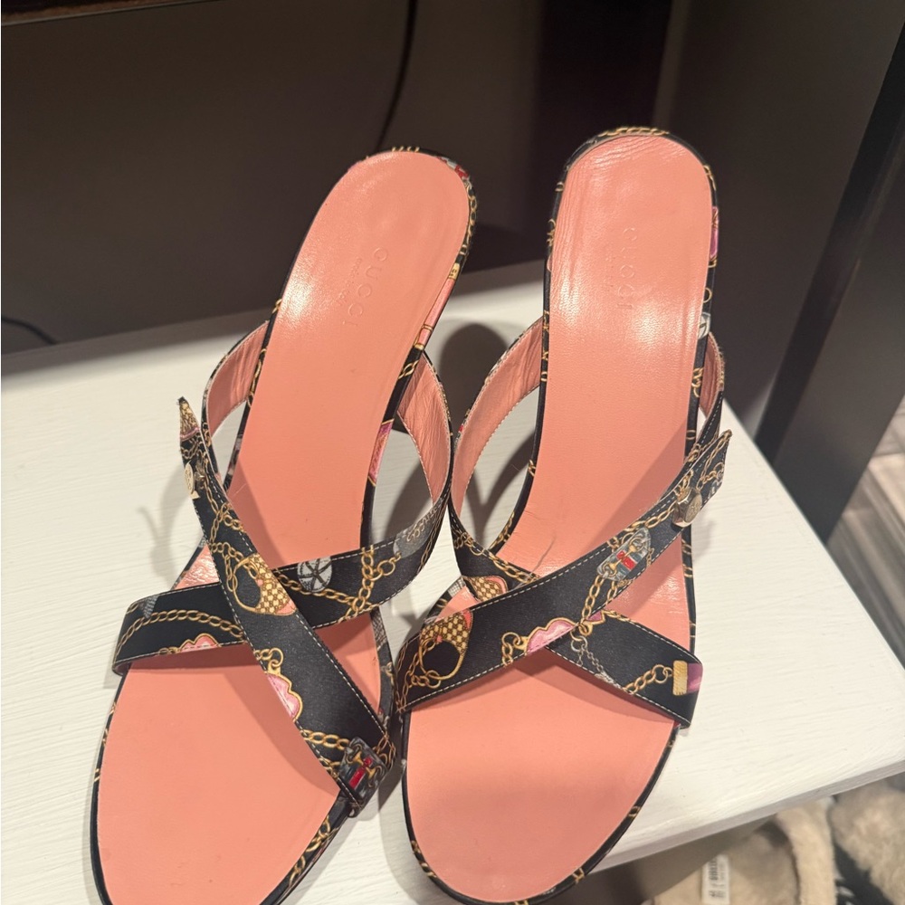 Gucci Black and Pink Chain Detail Heels
